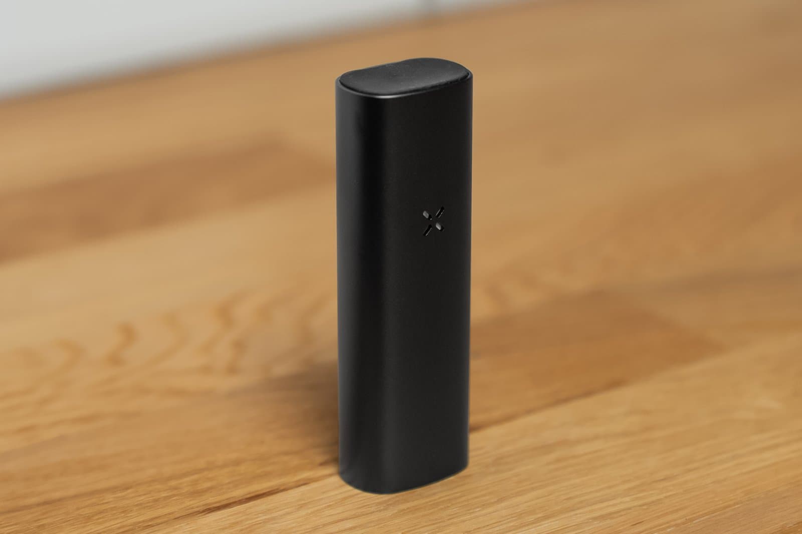 Schwarzer PAX Mini 2 steht aufrecht auf Eichenparkett