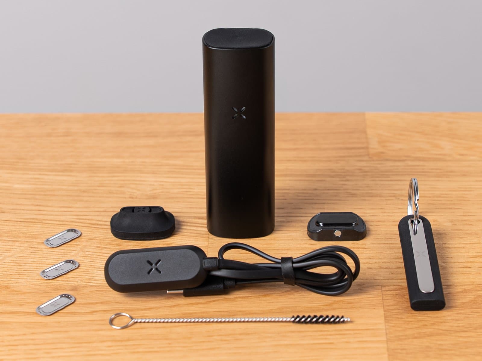 PAX Mini 2 Lieferumfang als Flat Lay: Mundstücke, Siebe, Kabel, Bürste, Multitool