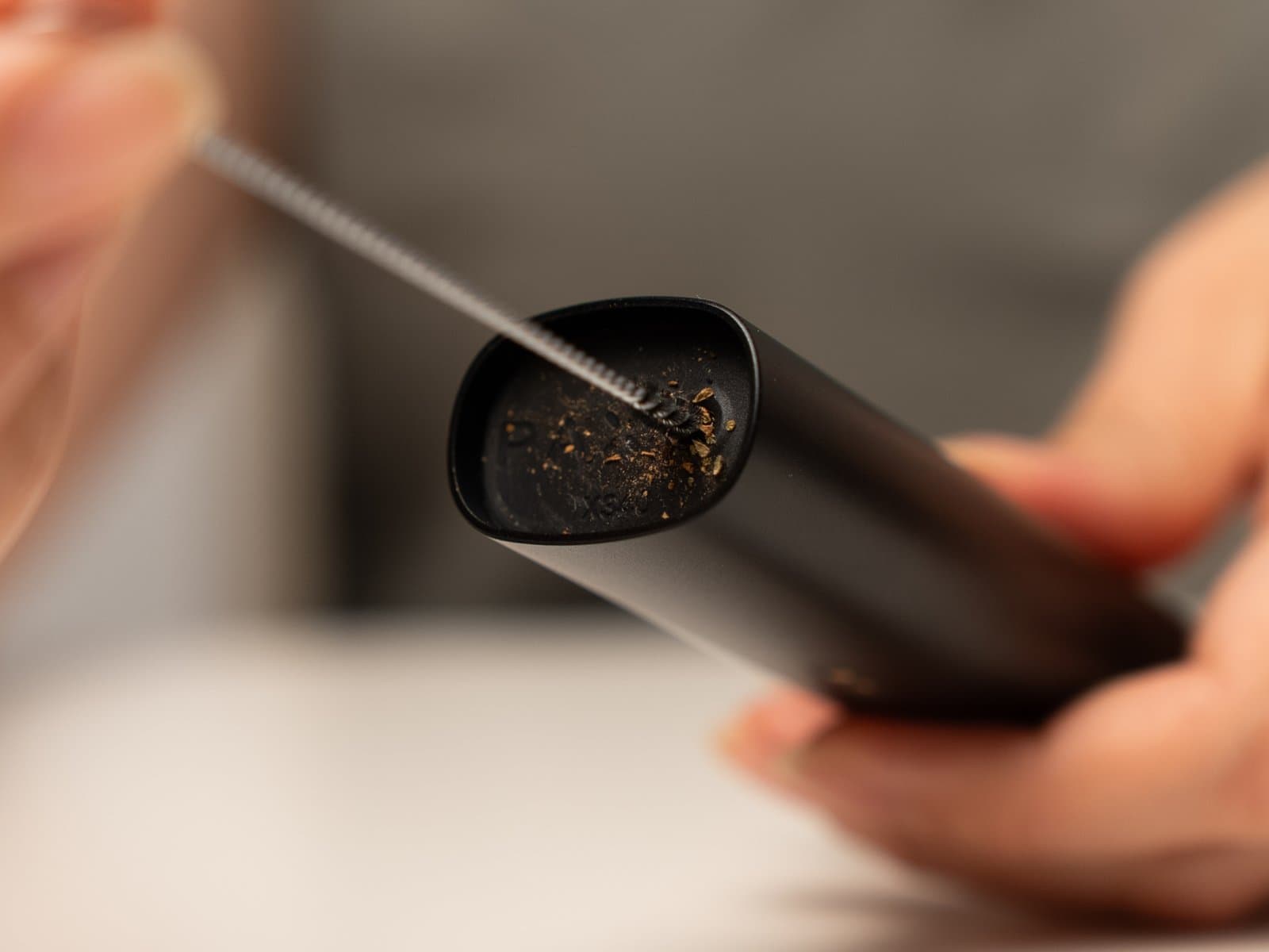 Drahtbürste entfernt Rückstände aus der Heizkammer des PAX Mini 2