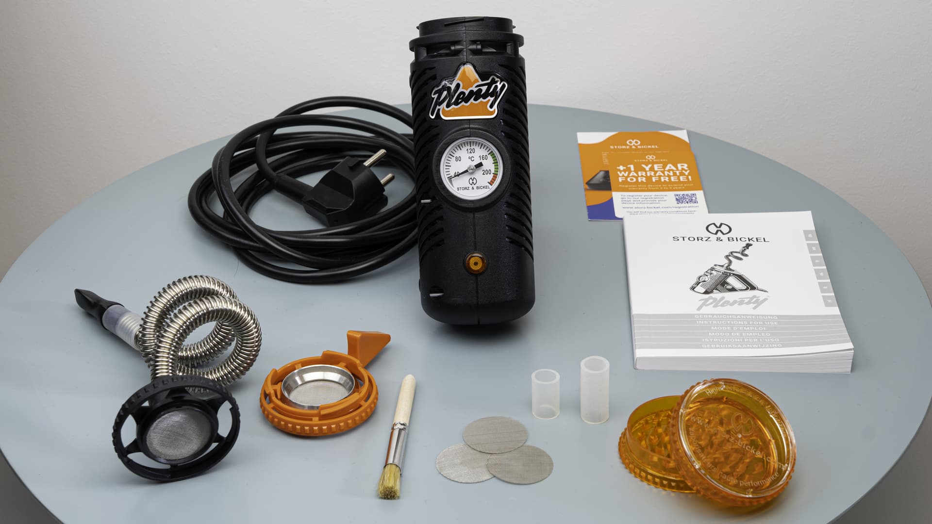Komplettes Plenty-Set ausgepackt, mit allem mitgelieferten Zubehör ausgelegt