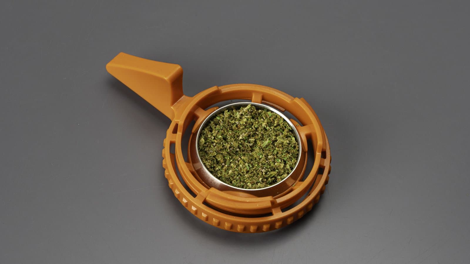 Draufsicht auf die Füllkammer des Plenty, komplett mit gemahlenem Cannabis gefüllt