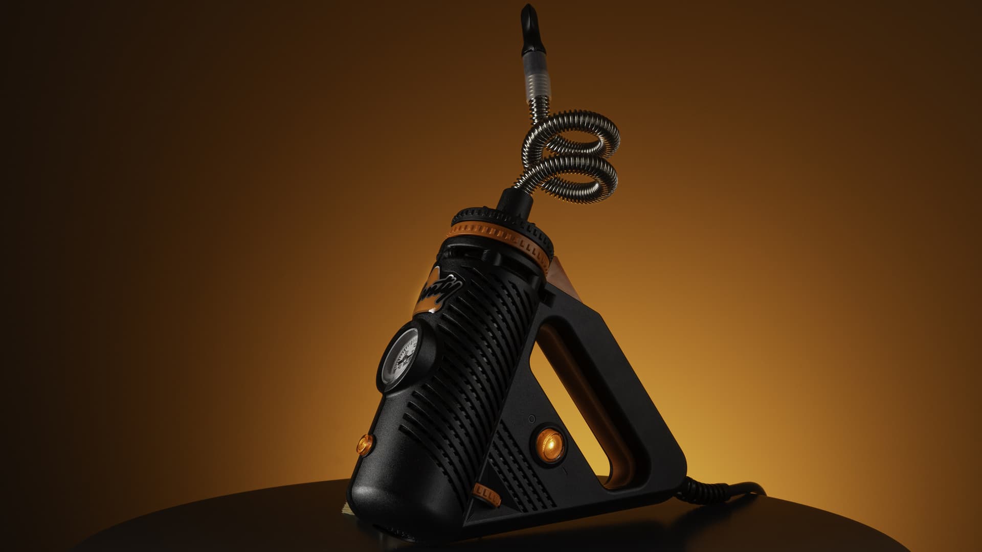 Storz & Bickel Plenty eingeschaltet, mit aufgesetzter Kühlspirale und orange leuchtender Kontrollleuchte