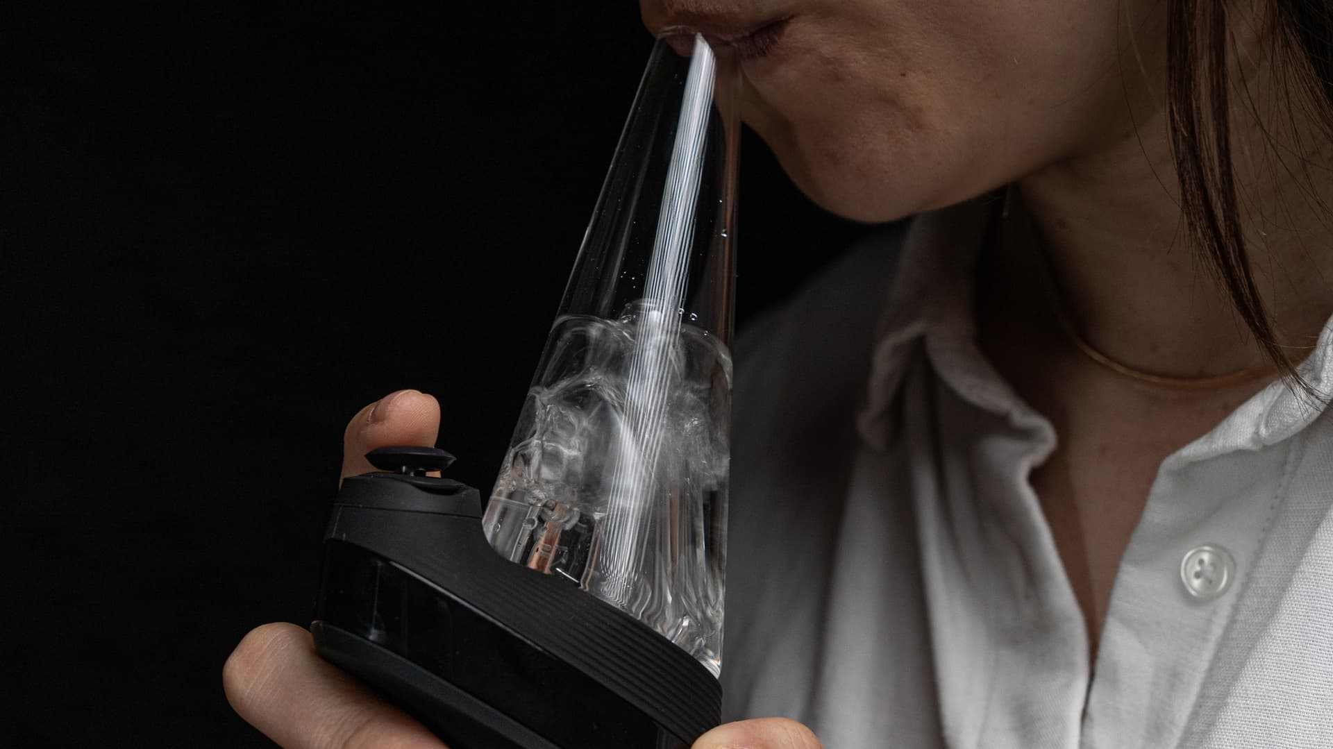 Nahaufnahme des Glas-Bubblers am Puffco New Peak mit blubberndem Wasser während eines Zugs