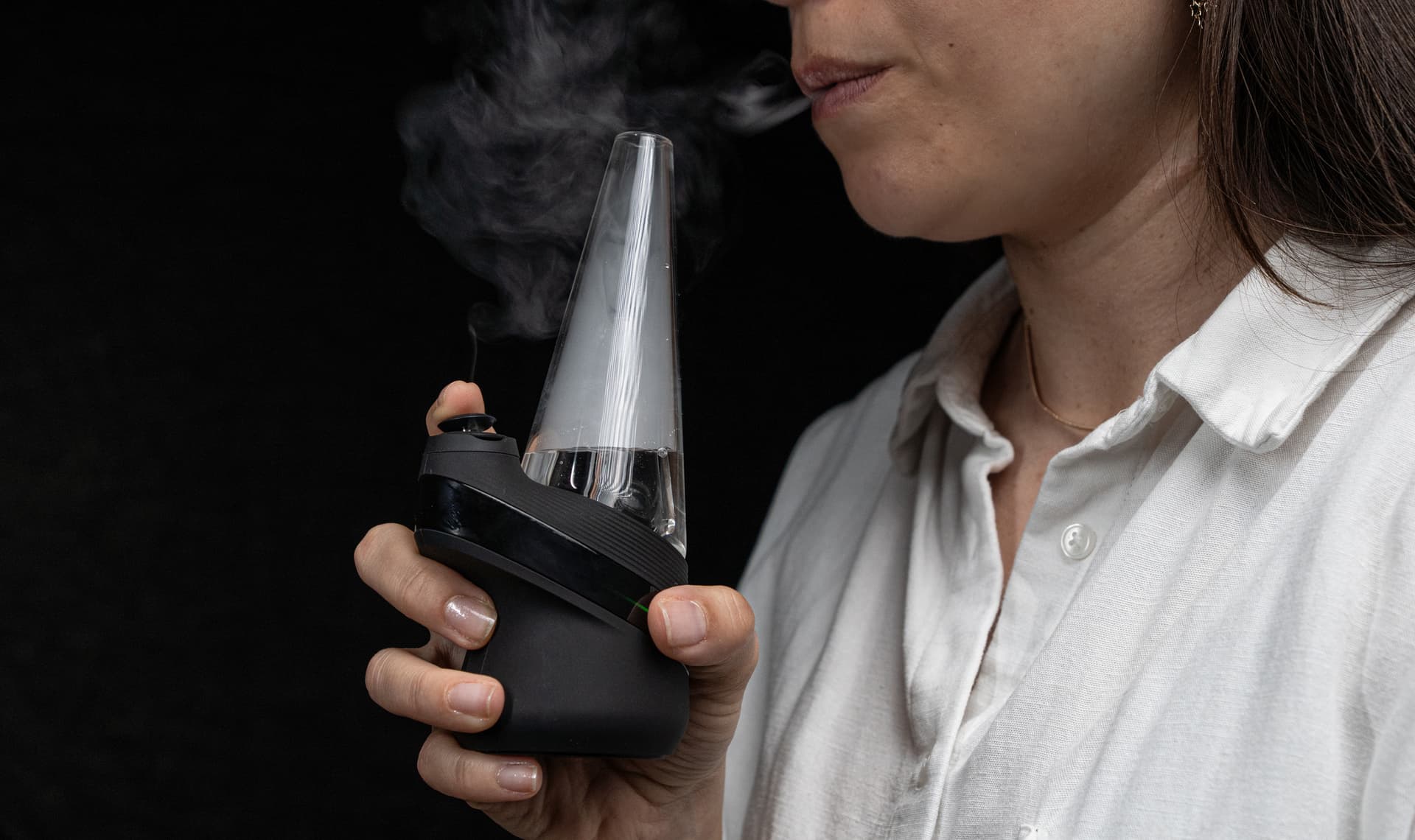 An eRig in active use producing a clean plume of concentrate vapor through water filtration