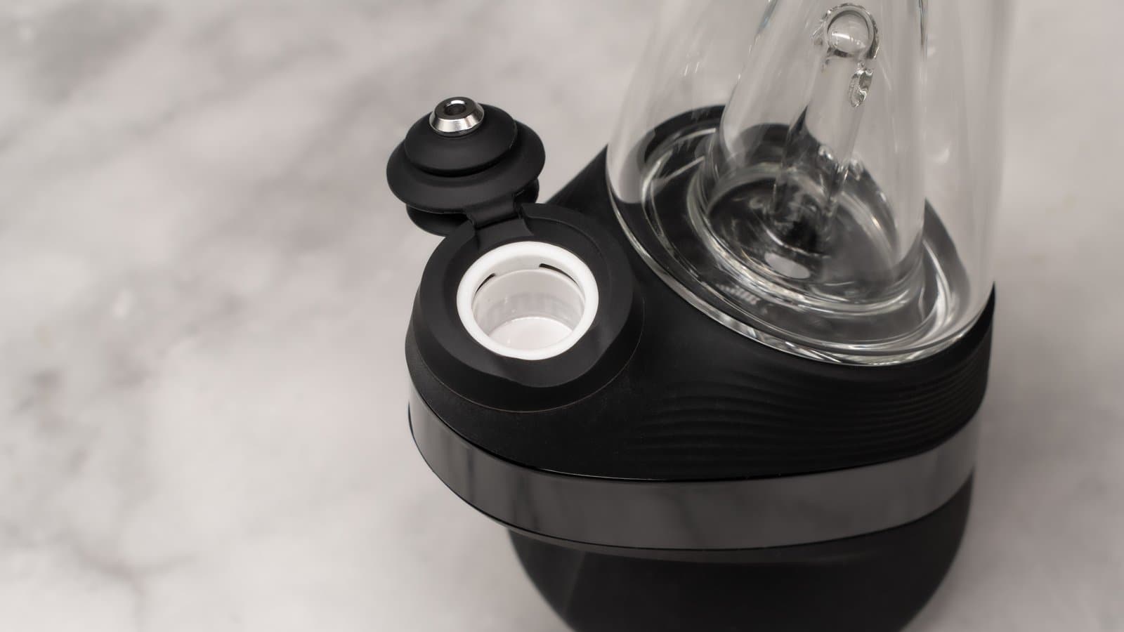 Peak-Basis mit geöffnetem Carb Cap, weißer Keramik-Einlass sichtbar