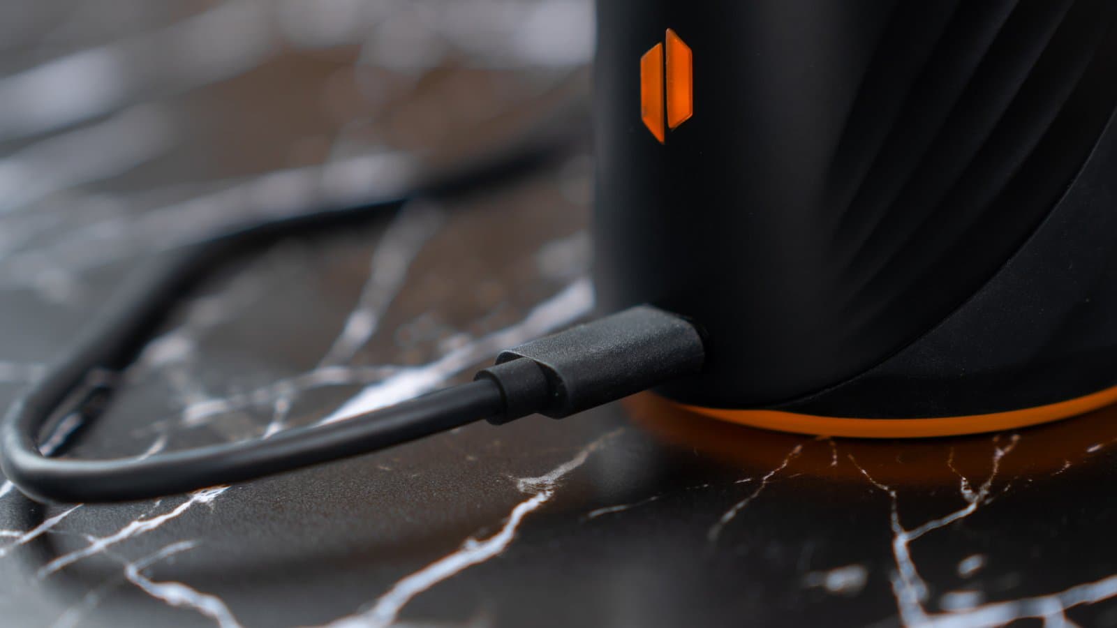 USB-C-Kabel in der Basis des Peak Pro eingesteckt, auf schwarzem Marmor