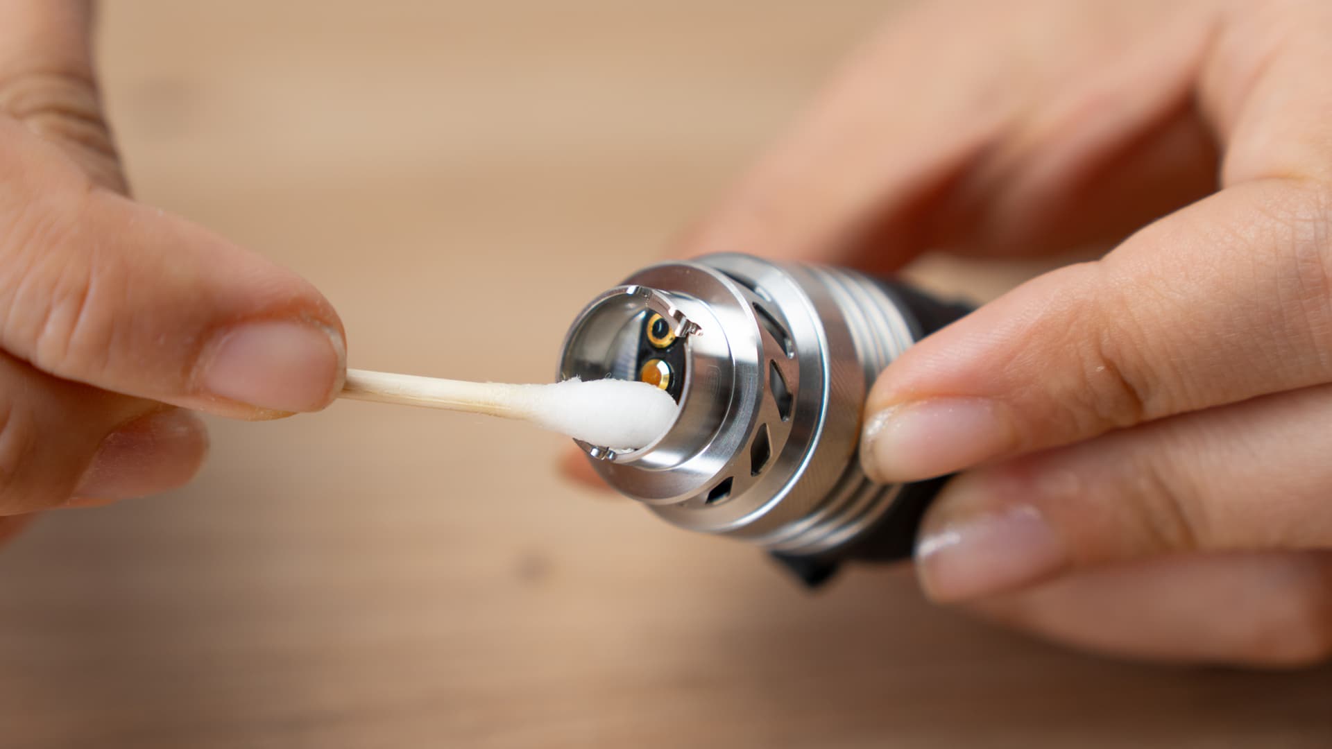 Cotton swab on the contacts of a detached Peak Pro chamber
