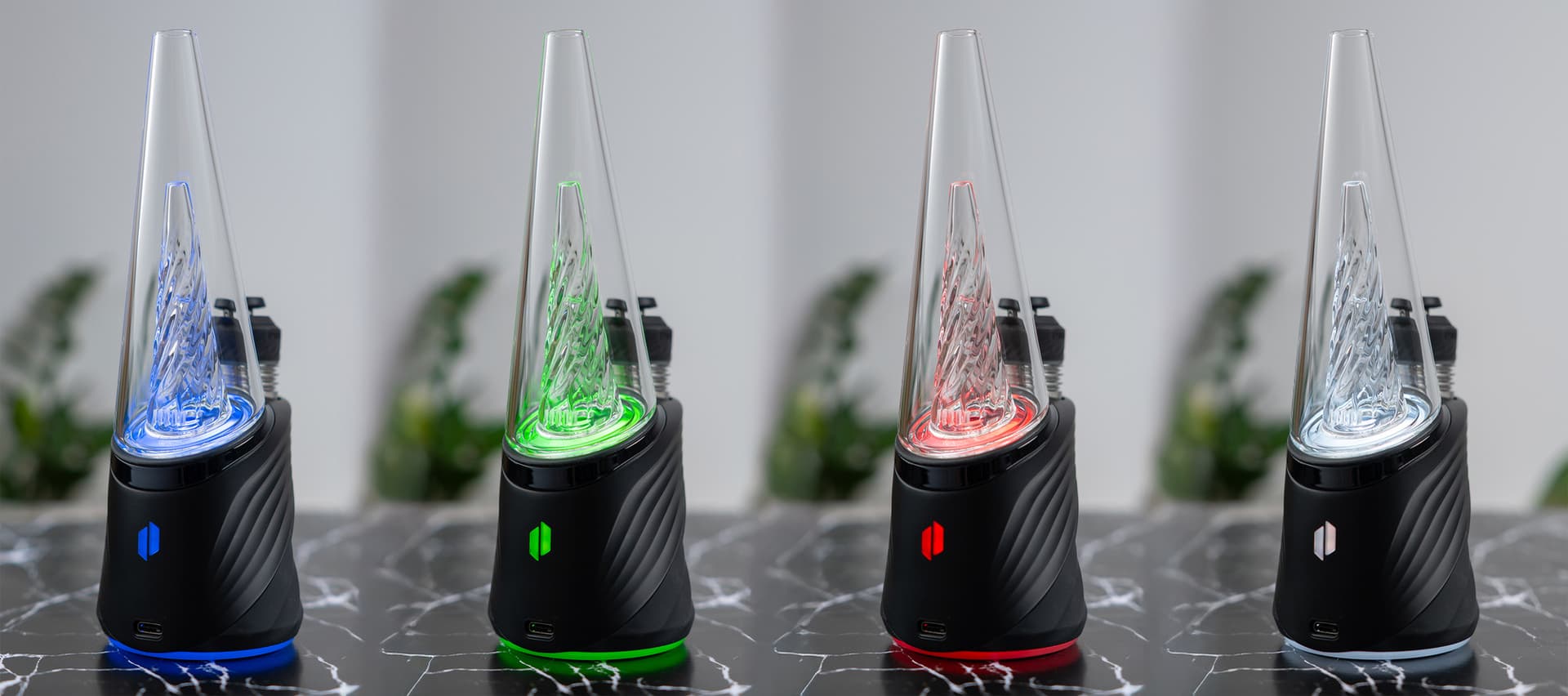 Puffco Peak Pro 3DXL mit allen vier LED-Temperaturvoreinstellungen, Blau, Grün, Rot und Weiß, nebeneinander
