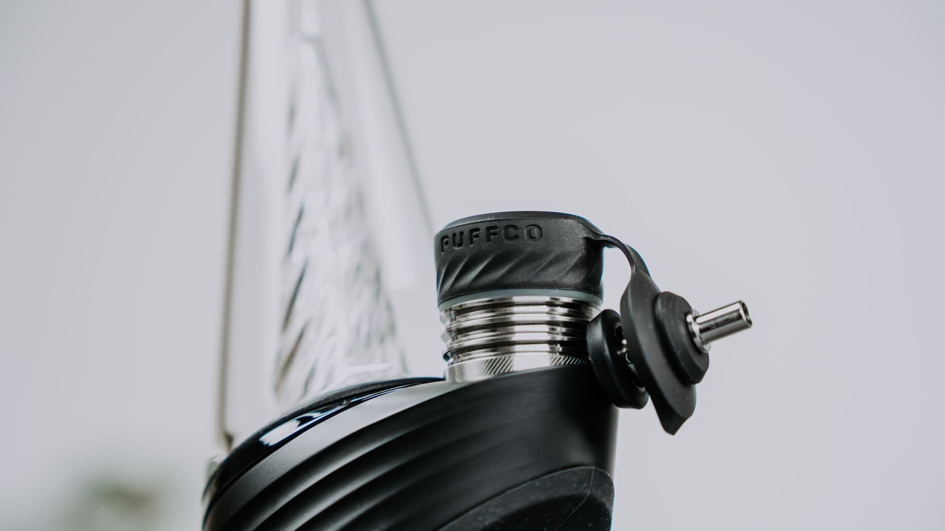 Nahaufnahme der Joystick-Carb-Cap des Puffco Peak Pro mit Richtungssteuerung und PUFFCO-Schriftzug auf dem Atomizer-Ring