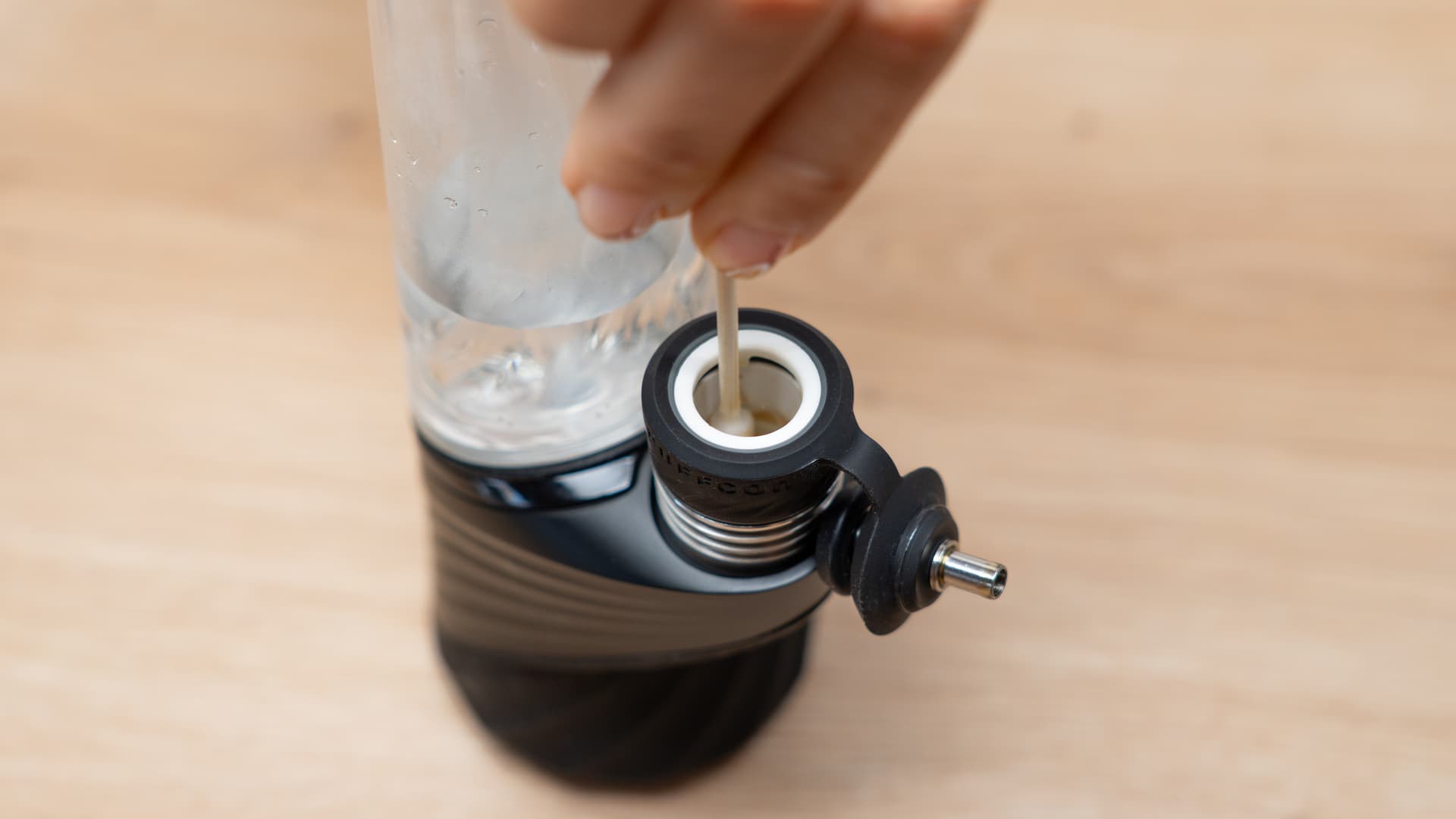 Wattestäbchen in der Kammer des Puffco Peak Pro