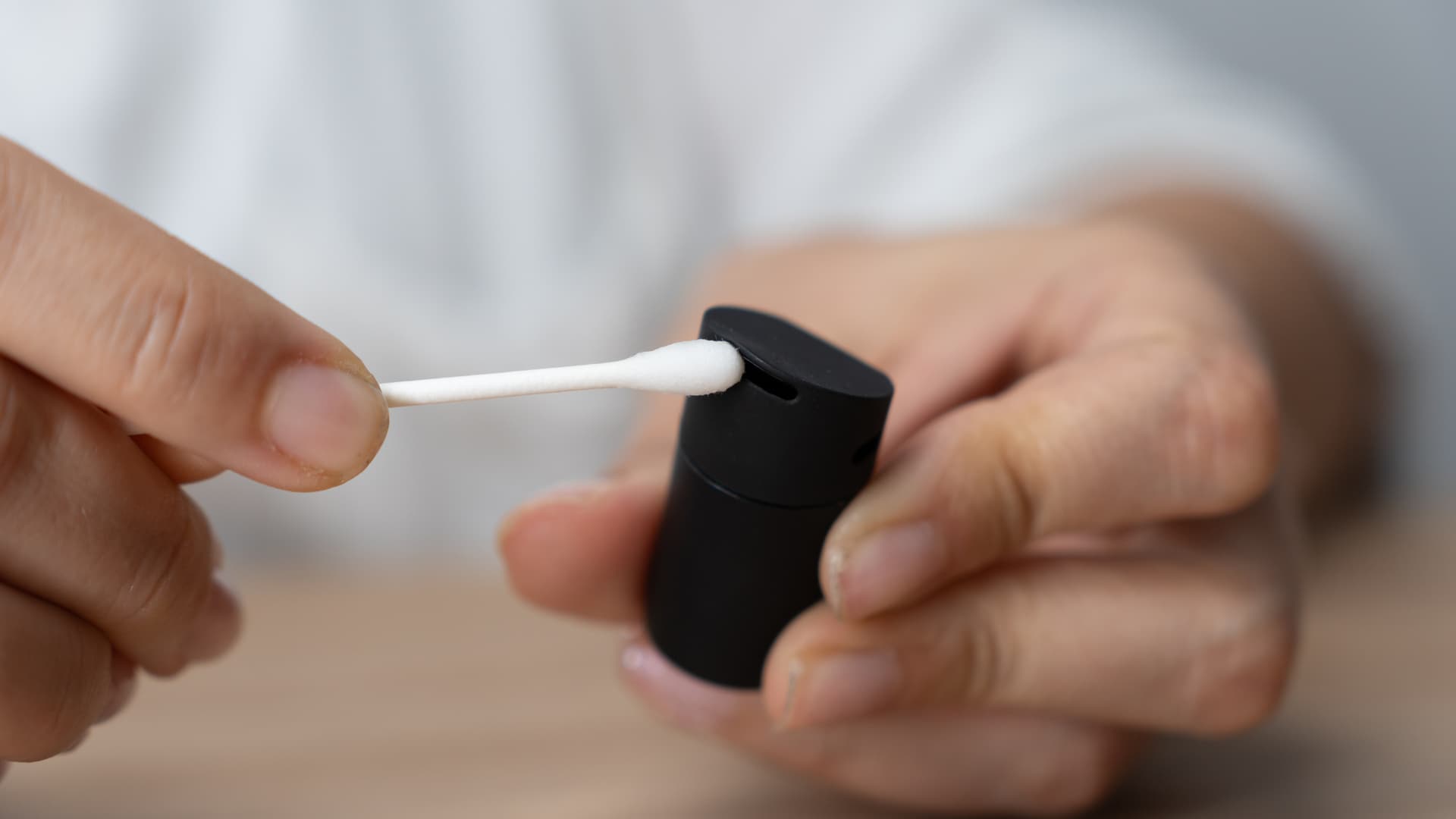 Cotton swab at the Pivot mouthpiece air channel
