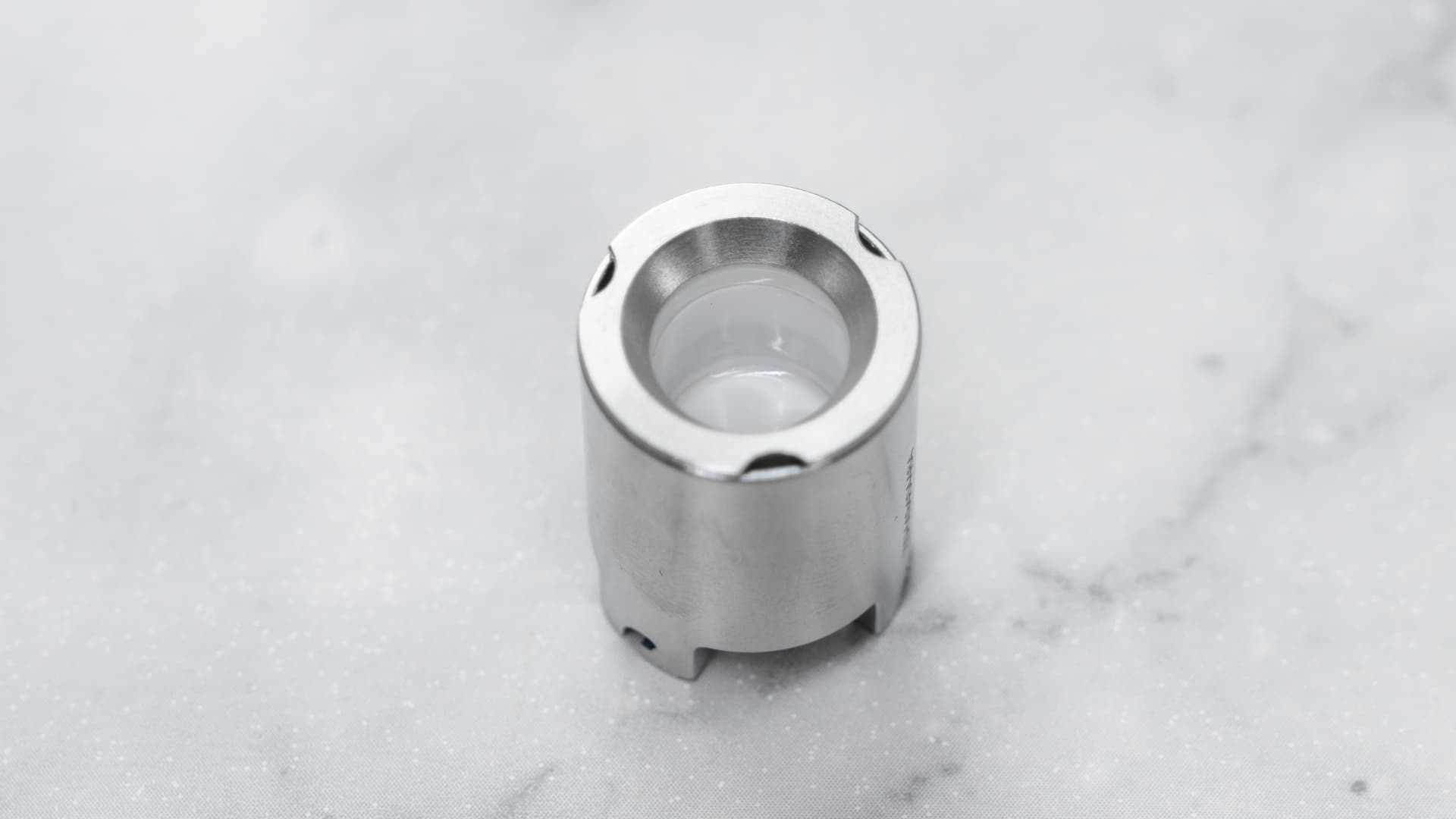 Nahaufnahme der 3D-Keramikkammer des Puffco Pivot mit der weißen Keramikschale in ihrem Edelstahlgehäuse