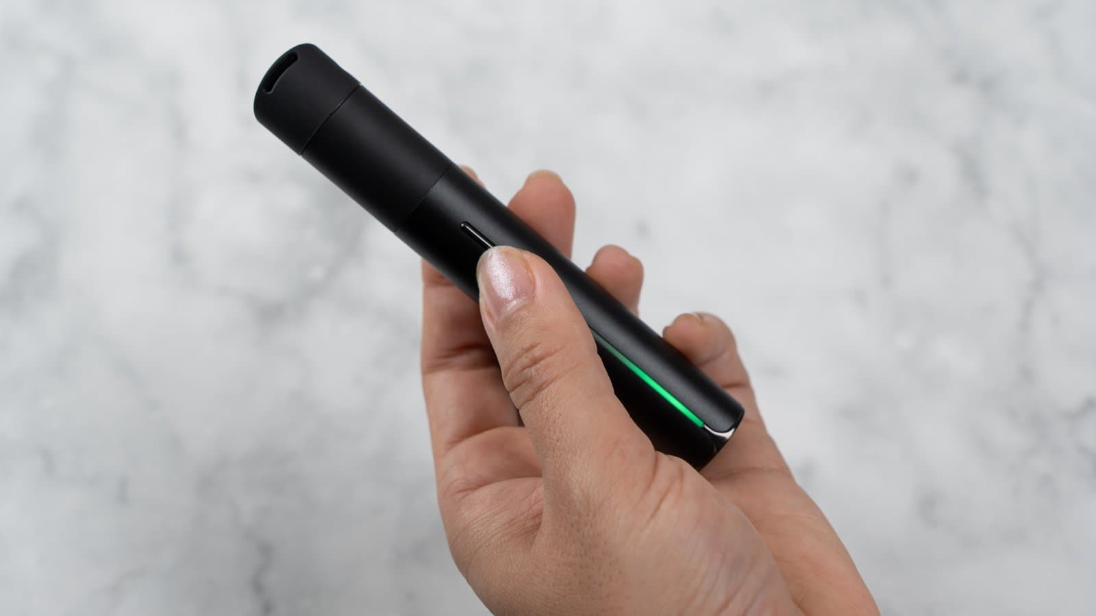 Puffco Pivot in der Hand mit grüner LED beim niedrigsten Temperatur-Preset