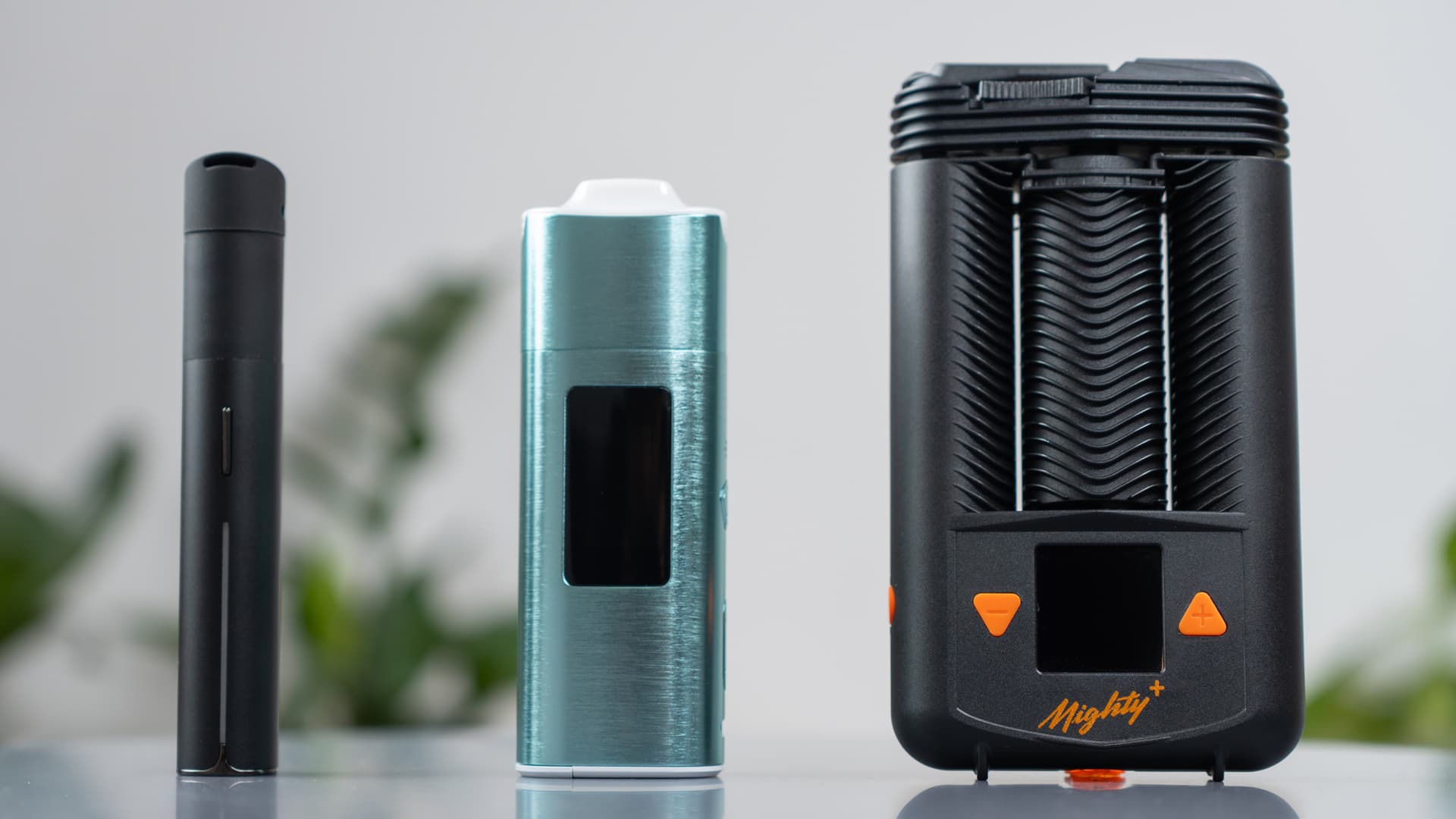Puffco Pivot neben zwei größeren Cannabis-Vaporizern