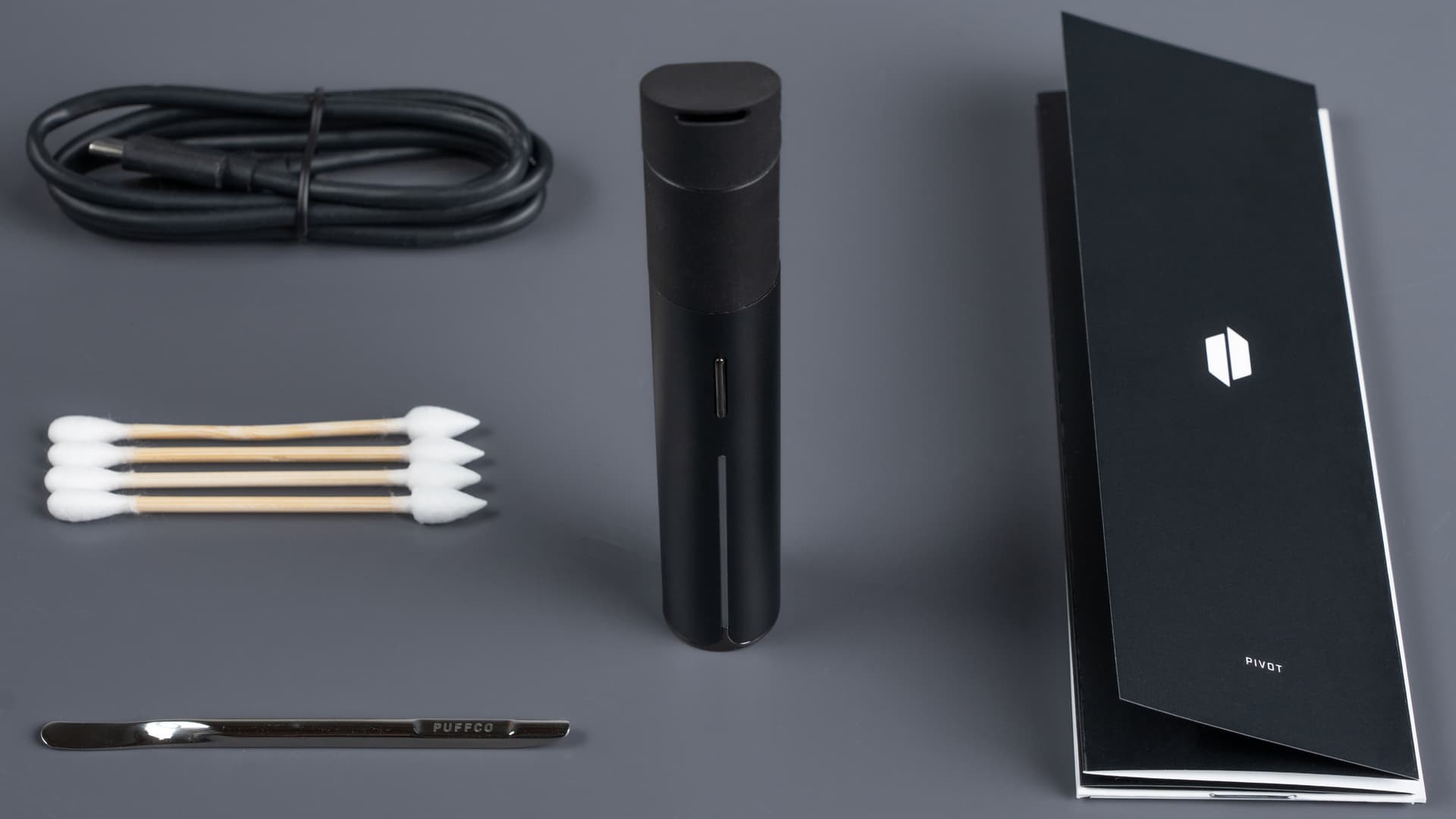 Puffco Pivot Komplettset ausgepackt mit USB-C-Kabel, Reinigungsstäbchen, Dab-Tool zum Befüllen und Dokumentation