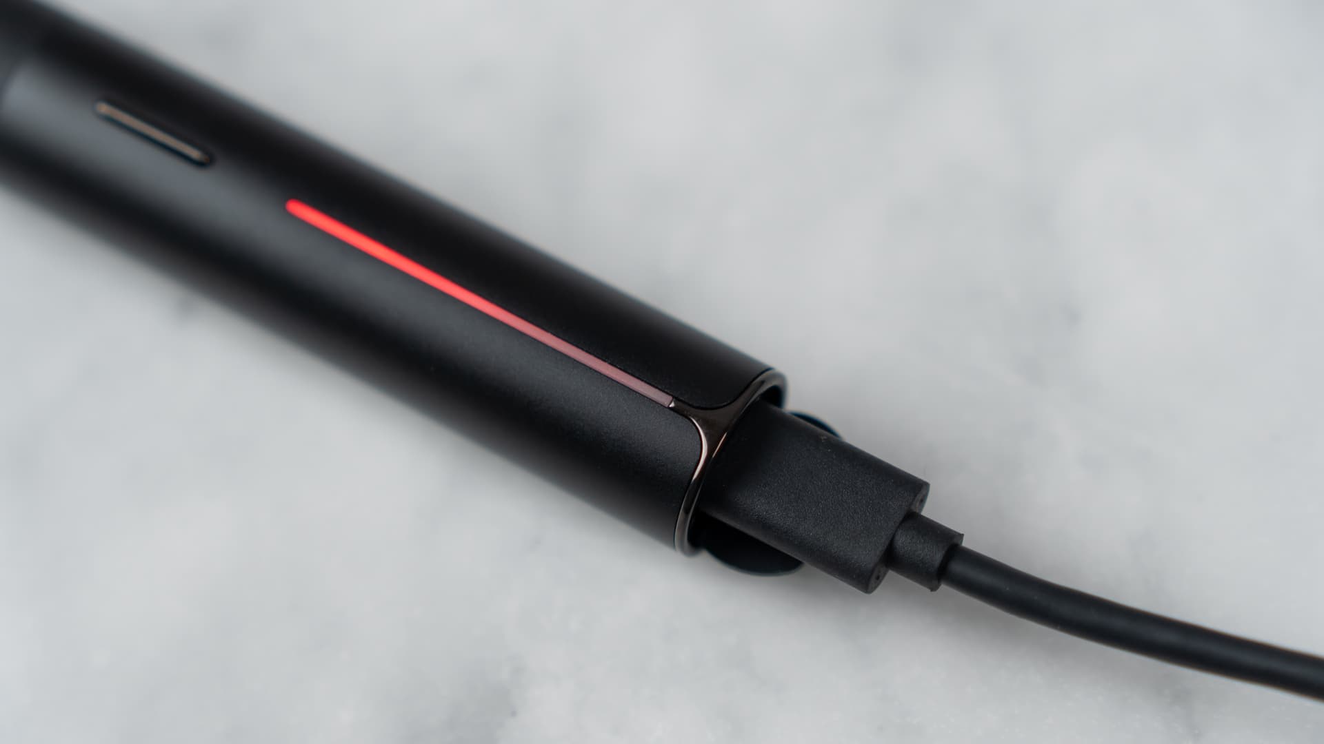 USB-C-Ladeanschluss des Puffco Pivot mit leuchtender roter LED-Ladeanzeige