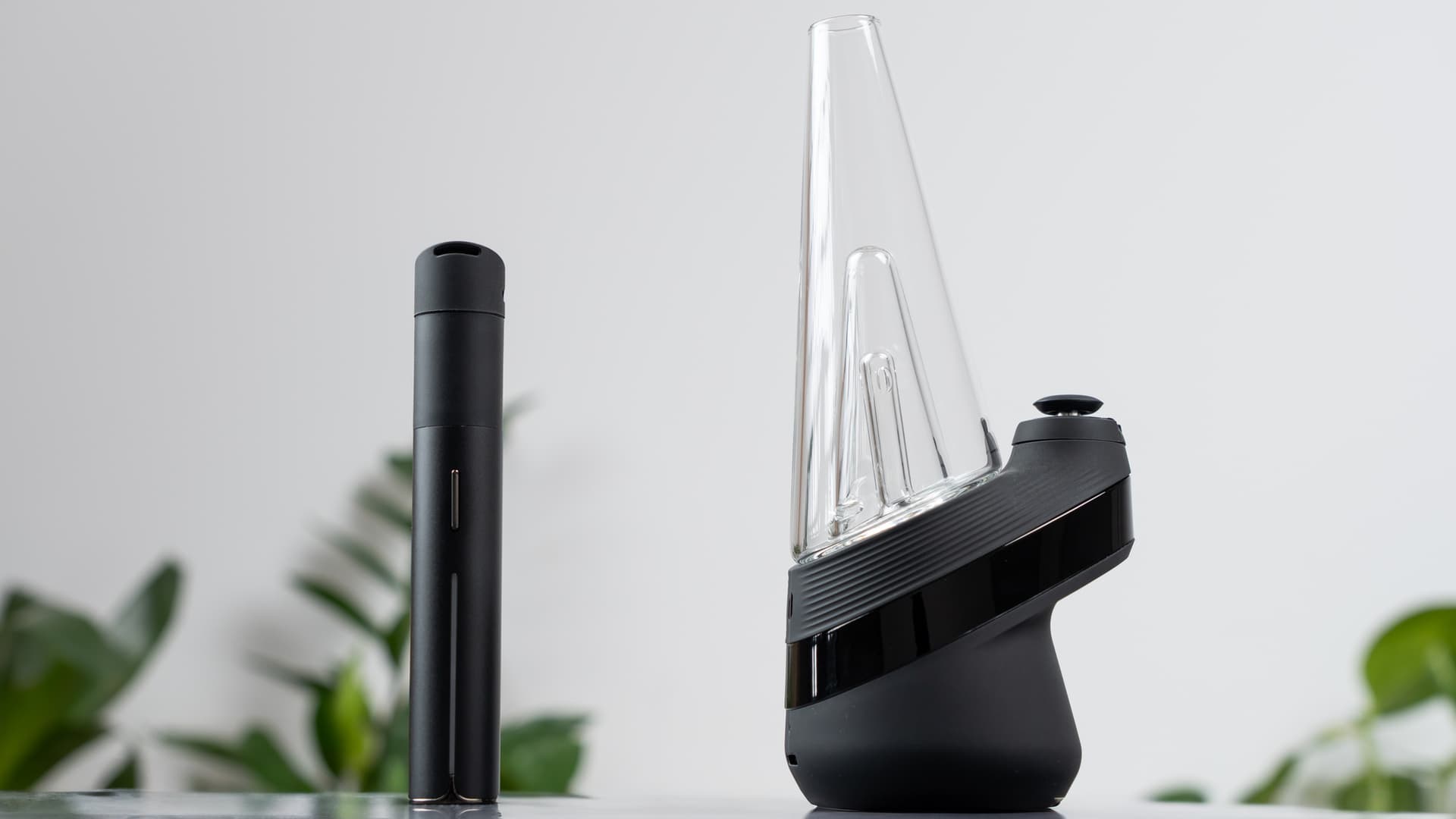 Puffco Pivot neben einem New Peak eRig für den Tisch