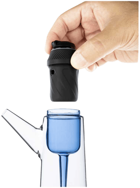 Hand setzt die Puffco Proxy Basiseinheit in einen blauen Wasserpfeifen-Aufsatz aus Glas ein