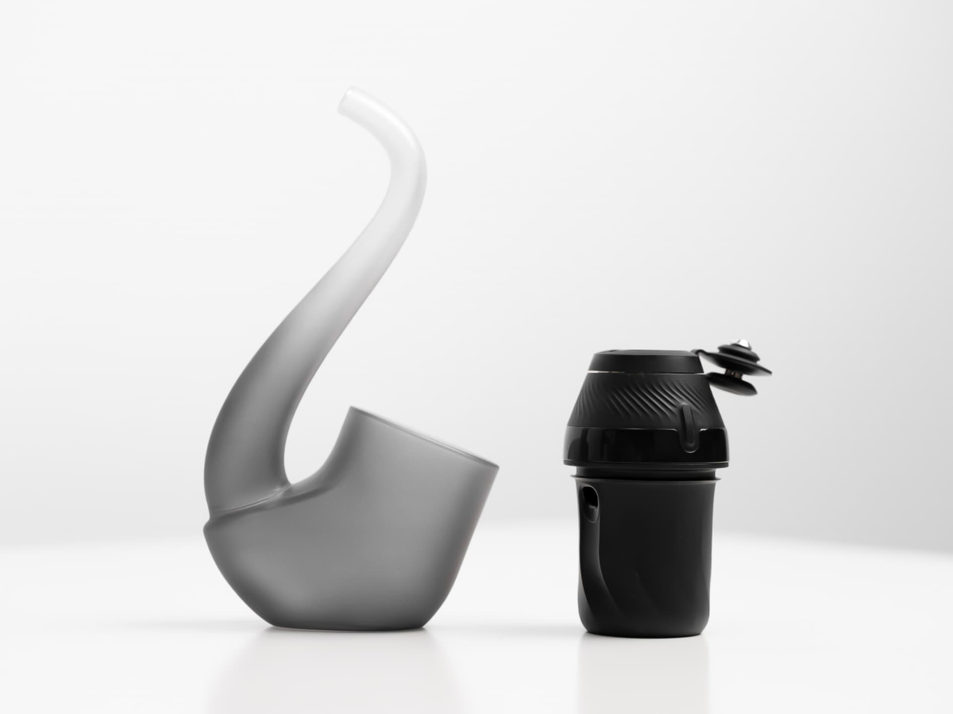 Puffco Proxy Aluminiumbasis getrennt von der grauen Sherlock-Glaspfeife vor weißem Hintergrund