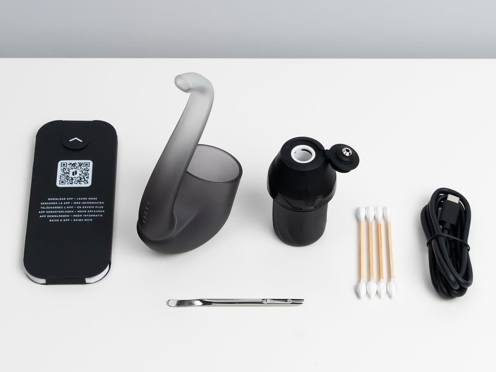 Flat Lay mit Etui, Sherlock-Glas, Basis, Wattestäbchen, Tool, USB-C-Kabel