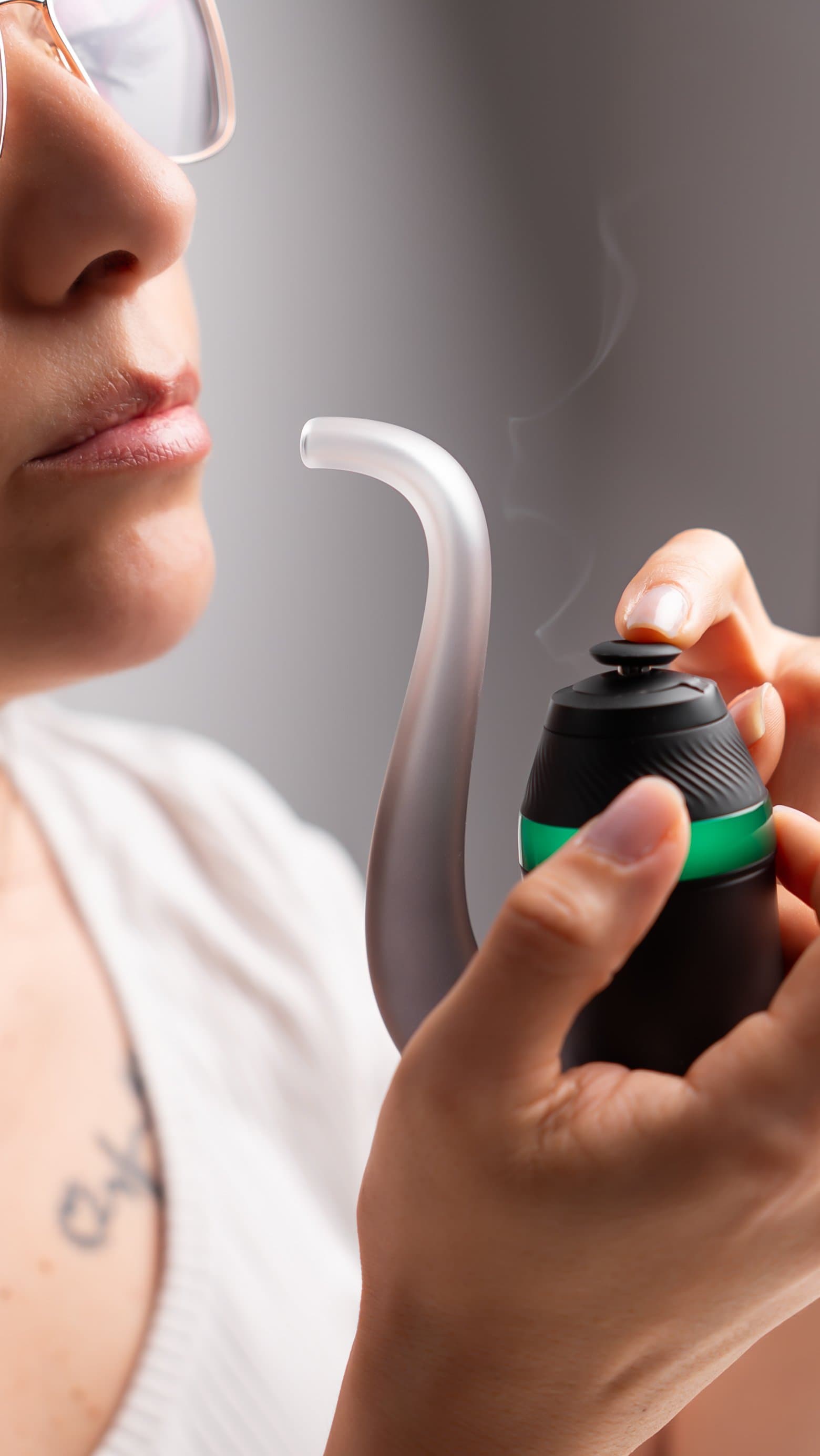 Person nutzt einen Proxy in einer Sherlock-Glaspfeife