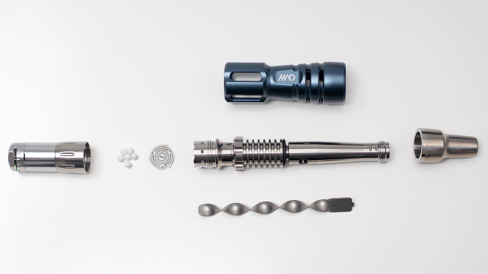 Tempest 2 komplett zerlegt: Heizkappe, anodisierter Hitzeschild, Titan-Stem, Spiral-Kühleinsatz, Mundstück, Zirkonoxid-Kugeln und Kugelsieb nebeneinander ausgelegt