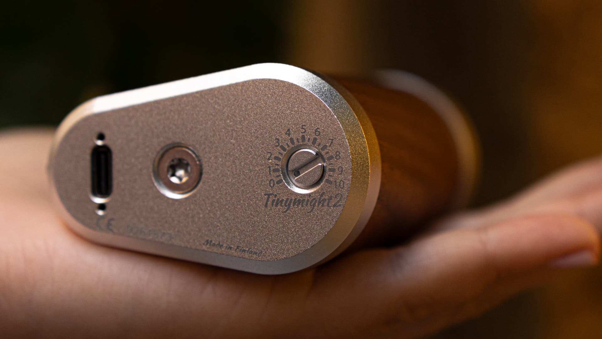 Unterseite des Tinymight 2 mit Regler, USB-C-Anschluss und zentraler Montageschraube