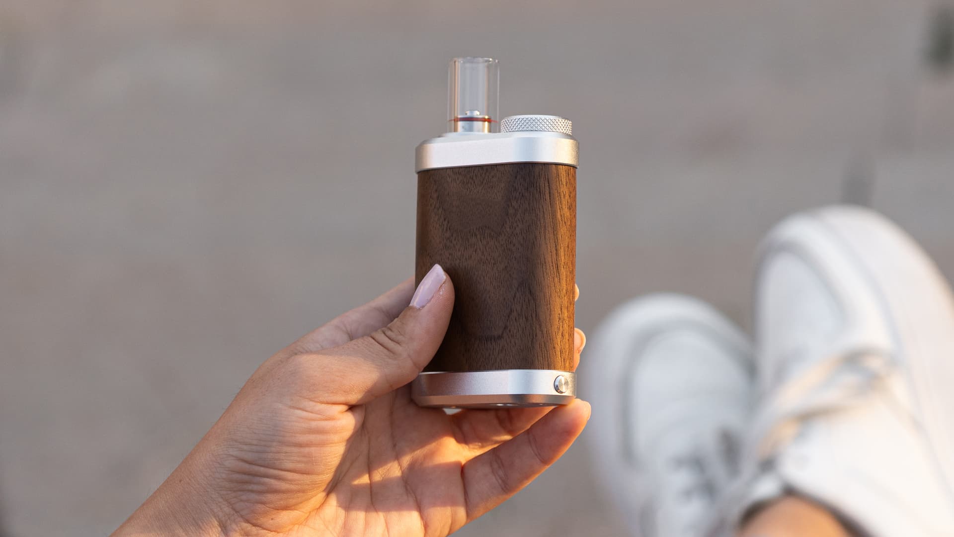 Tinymight 2 im Freien in der Hand, manueller Drehregler und Glas-Stem bei natürlichem Licht