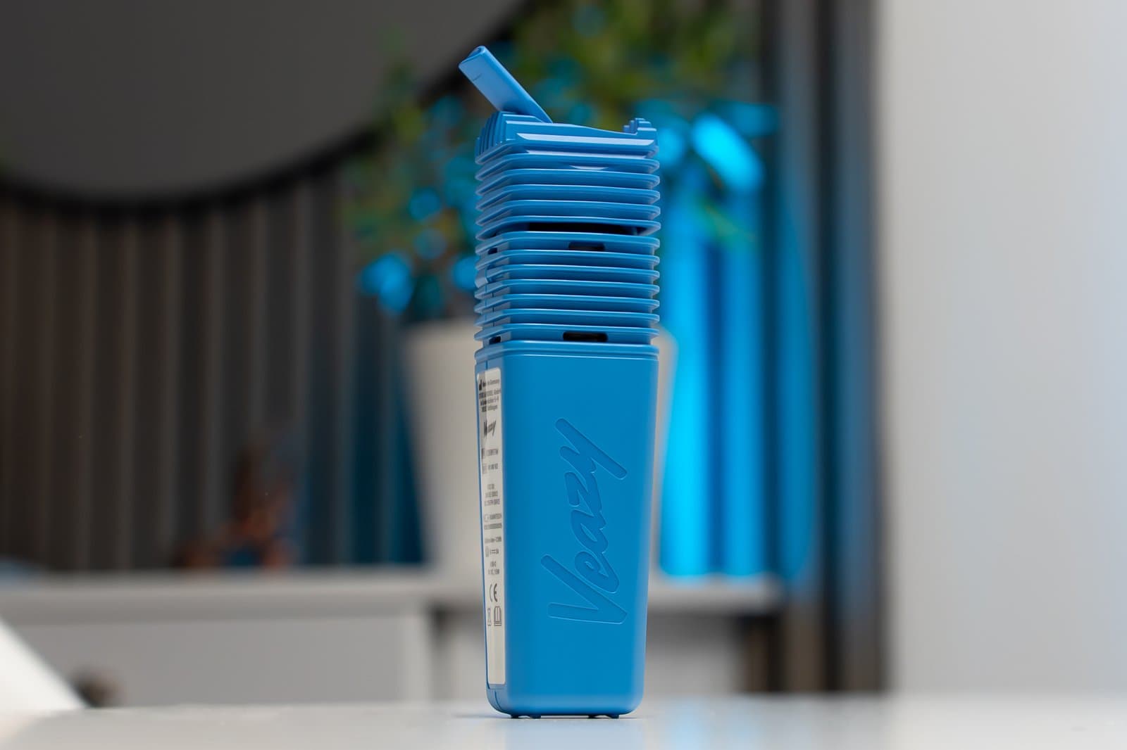 Blauer Veazy zusammengesetzt stehend mit ausgeklapptem Mundstück drinnen