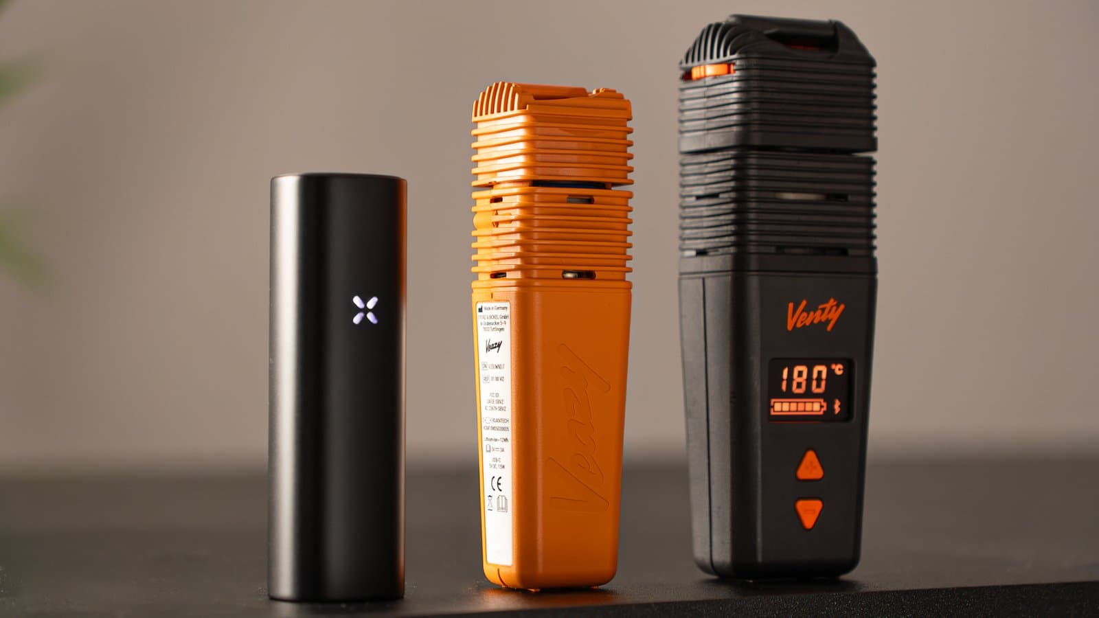 PAX mit leuchtendem Logo, oranger Veazy und Venty mit 180°C-Anzeige
