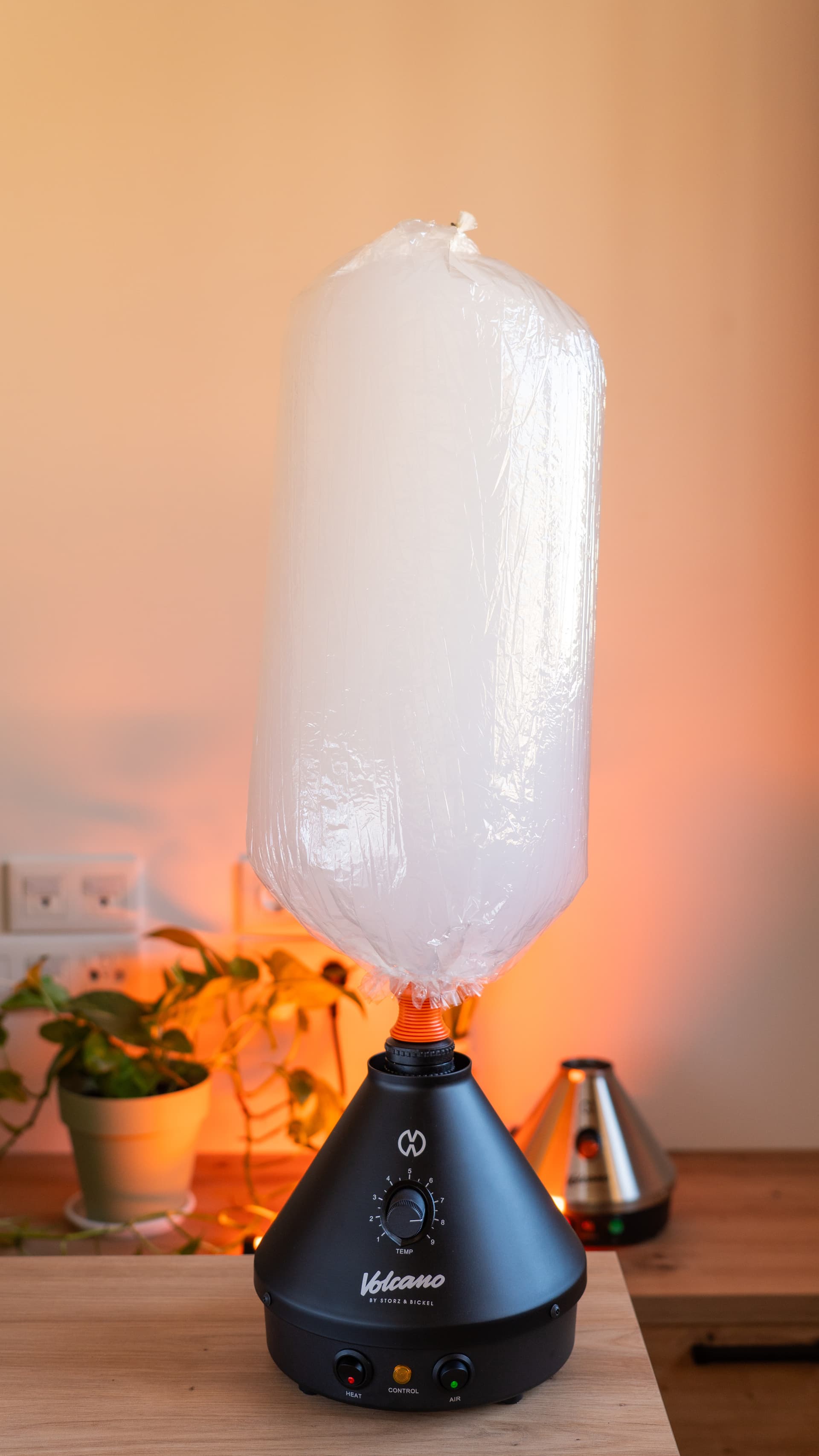 Volcano Classic Onyx with fully inflated Easy Valve balloon filled with visible vapor in warm ambient lighting