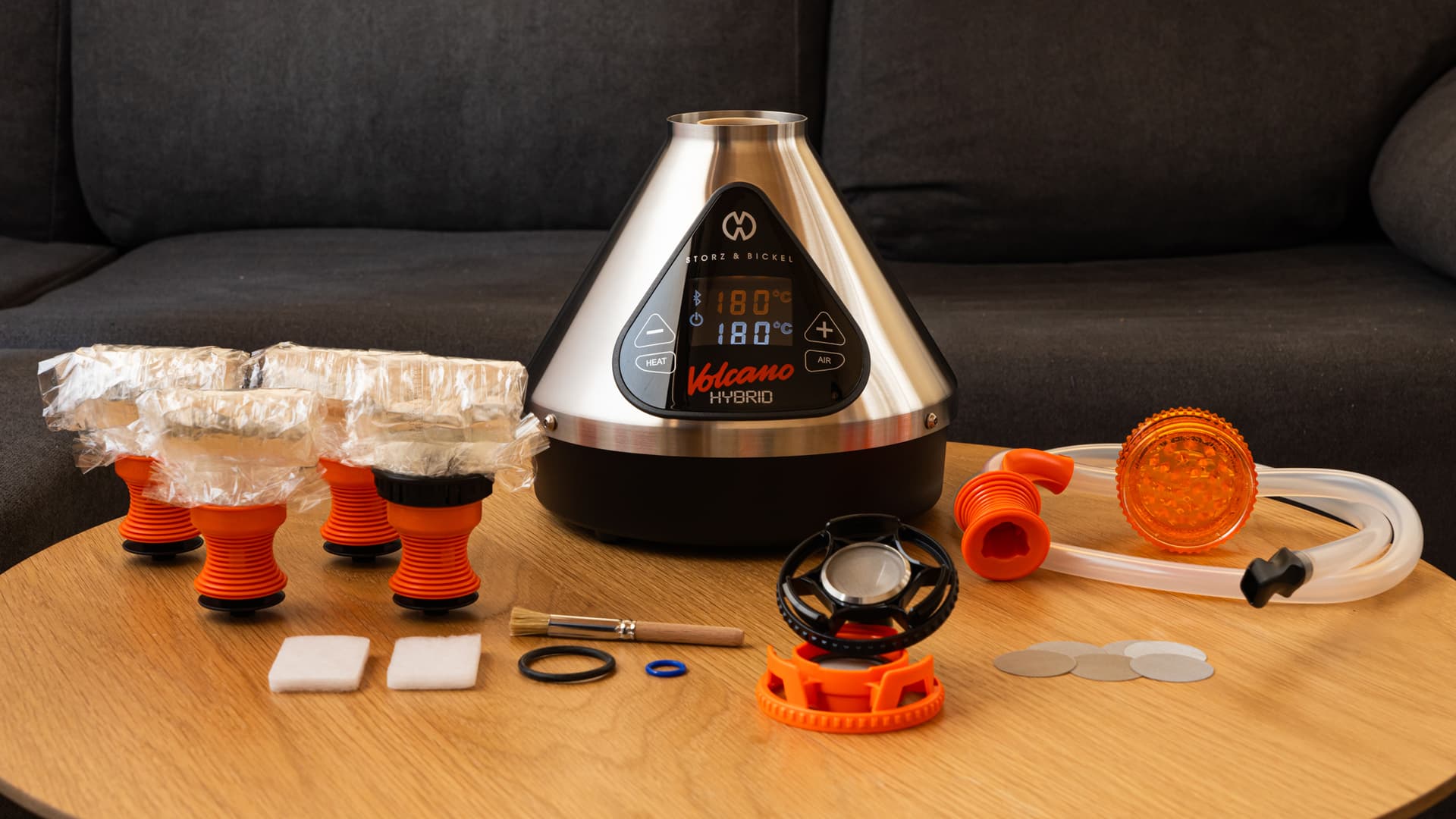 Volcano Hybrid Tisch-Vaporizer für Cannabis, eingesteckt und einsatzbereit