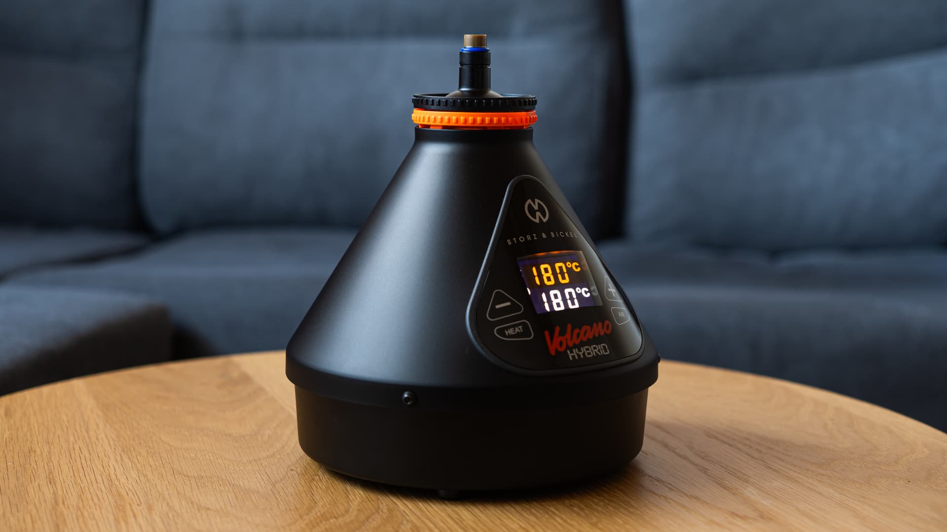 Volcano Hybrid Onyx mit konischem Gehäuse in voller Ansicht auf Couchtisch, zeigt 180°C