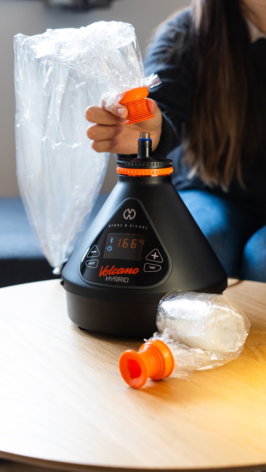 Ein neuer Ballon wird auf einen schwarzen Volcano Hybrid gesetzt, ein gebrauchter liegt auf dem Tisch