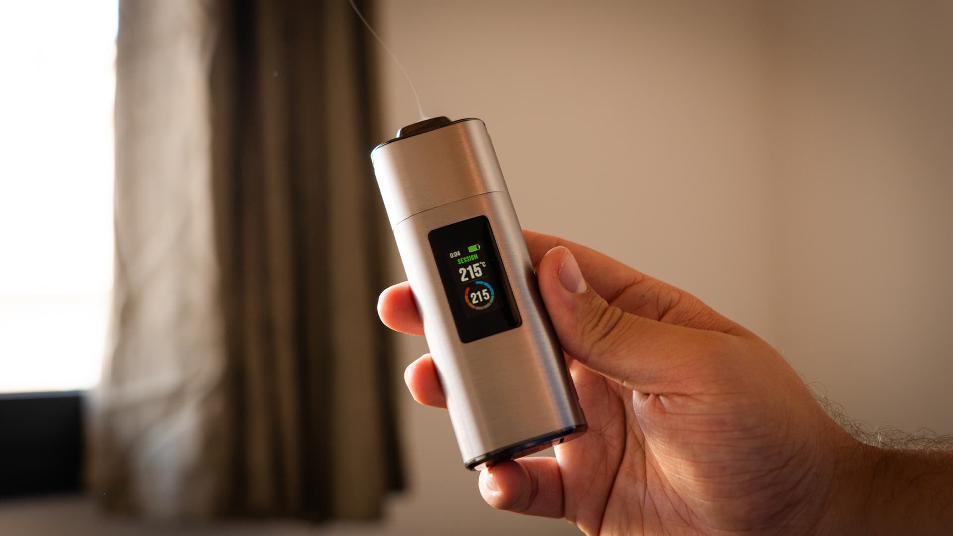 XLUX Roffu in hand with OLED display showing 215°C session mode temperature reading