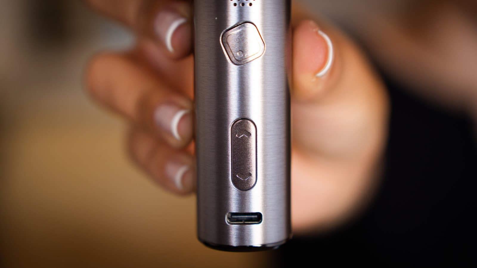 Seitenansicht des XLUX Roffu mit rautenförmiger Power-Taste, Chevron-Temperaturwippe, Lufteinlasslöchern und USB-C-Ladeanschluss