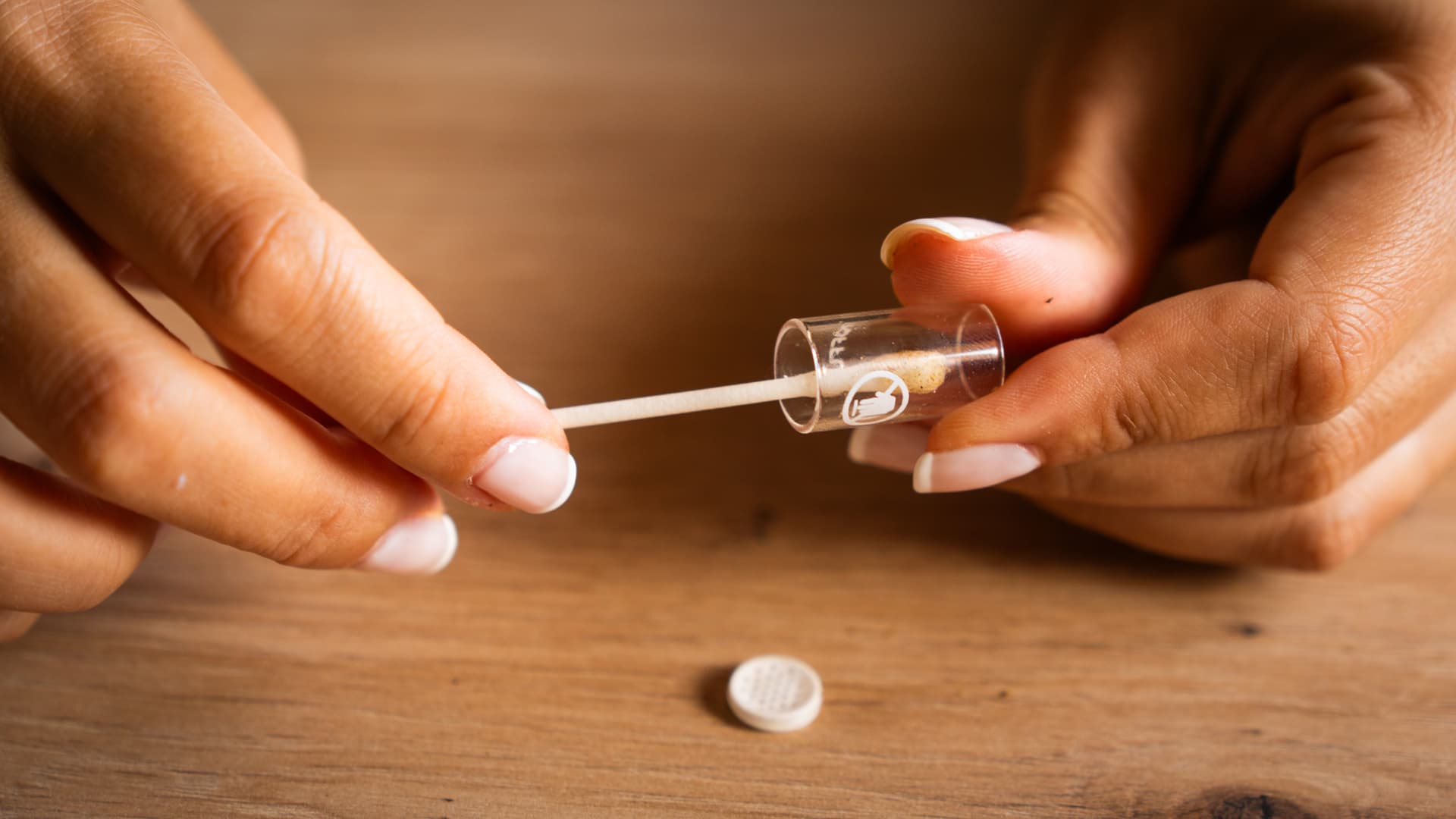 Wattestäbchen reinigt die herausgenommene Roffu-Glaskammer