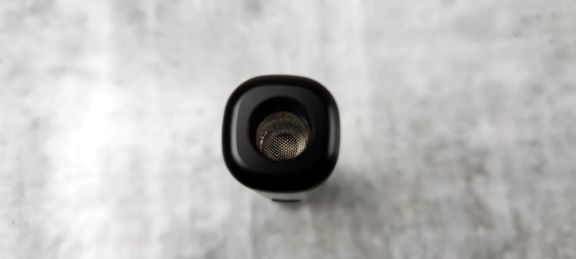 Blick von oben in die Keramik-Heizkammer des XMAX V3 Nano mit dem Mesh-Sieb am Boden