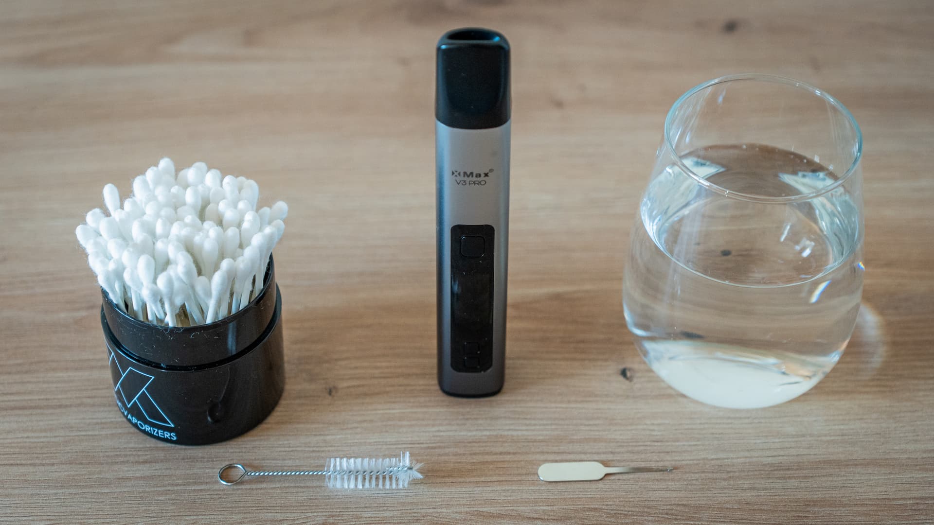 XMax V3 Pro mit Reinigungszubehör wie Wattestäbchen, Bürste und warmem Wasser