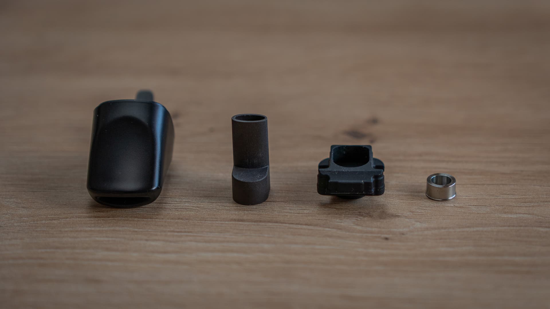 Teile des XMax-V3-Pro-Mundstücks auf einem Holztisch ausgelegt