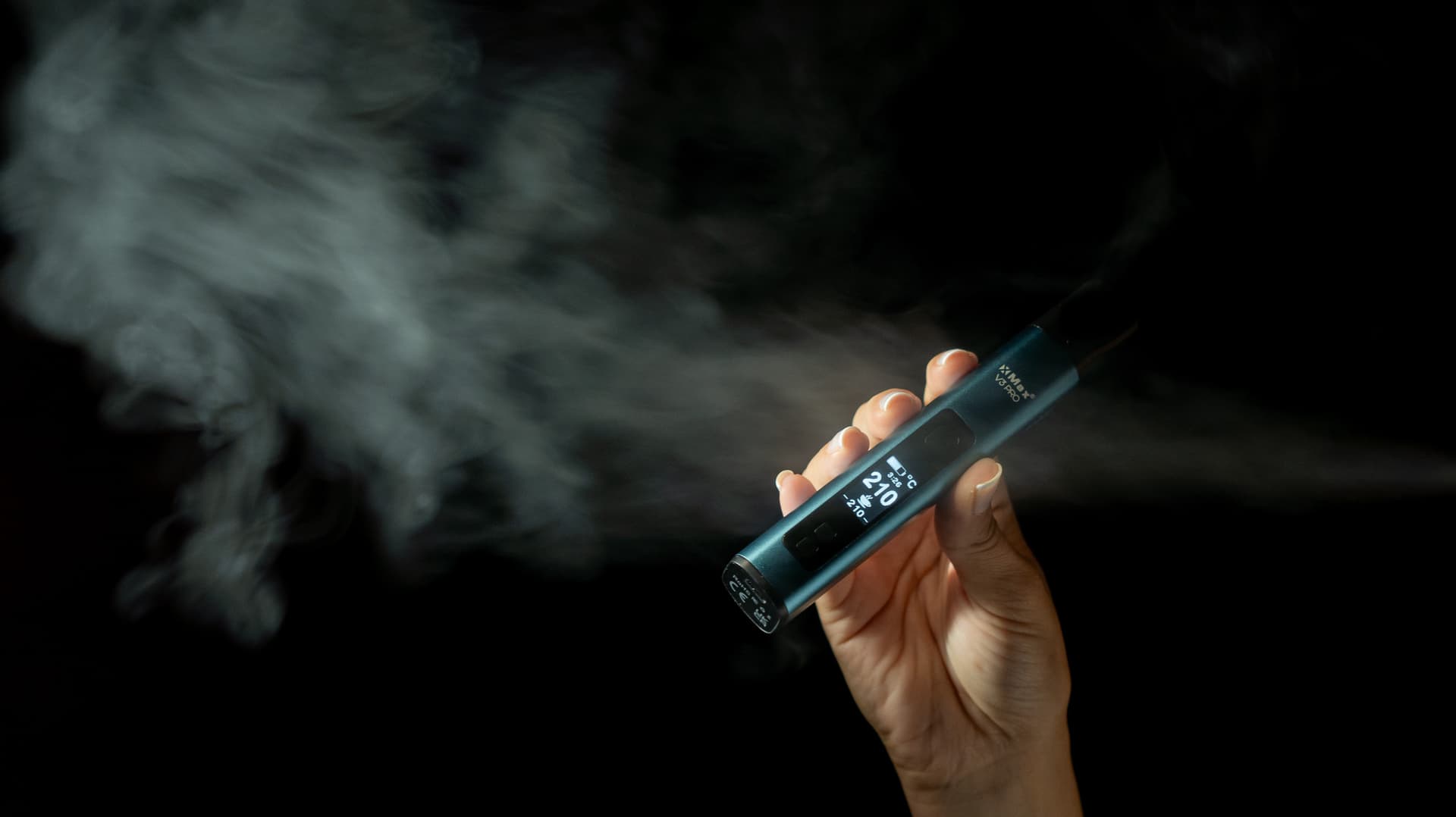 XMax V3 Pro in Türkis erzeugt sichtbaren Dampf vor dunklem Hintergrund