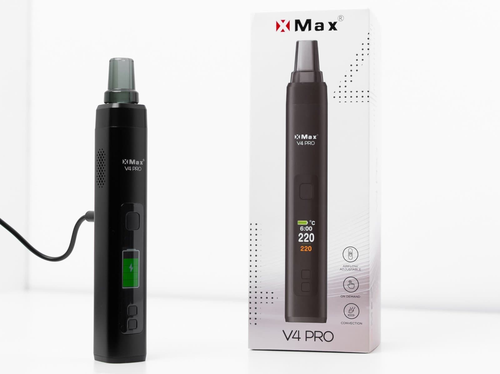 XMax V4 Pro am USB-C-Ladekabel neben seiner Verpackung