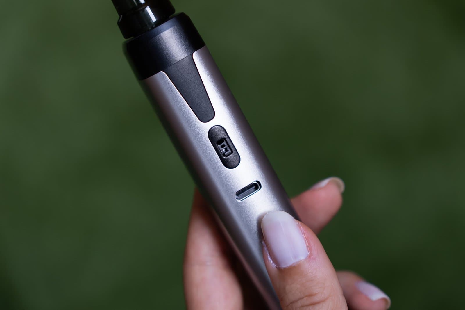 Nahaufnahme von Luftstrom-Schieber und USB-C-Ladeanschluss des XMax V4 Pro am Gehäuse aus anodisiertem Aluminium