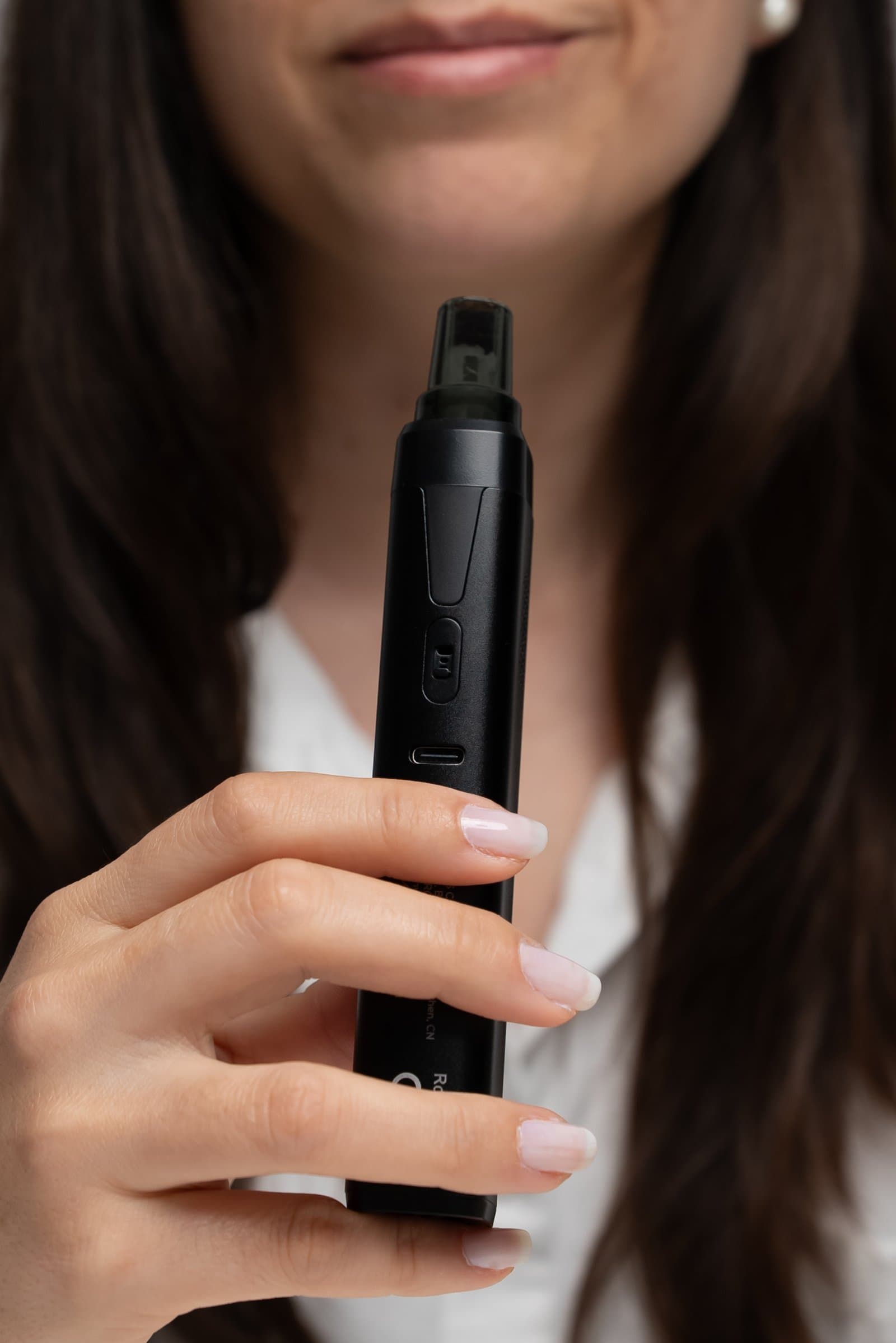 XMax V4 Pro mit Glasmundstück nach oben in der Hand, bereit zum Ziehen