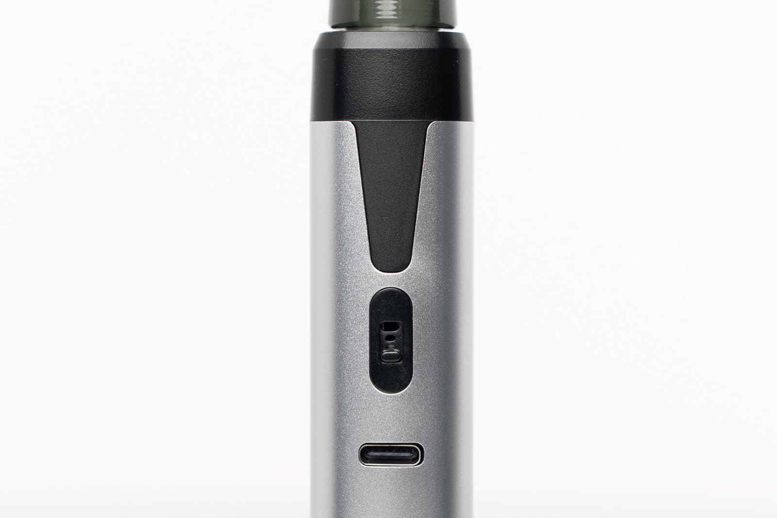 Seitenprofil des XMax V4 Pro mit dem Luftstrom-Schieber in ganz geöffneter Position über dem USB-C-Anschluss