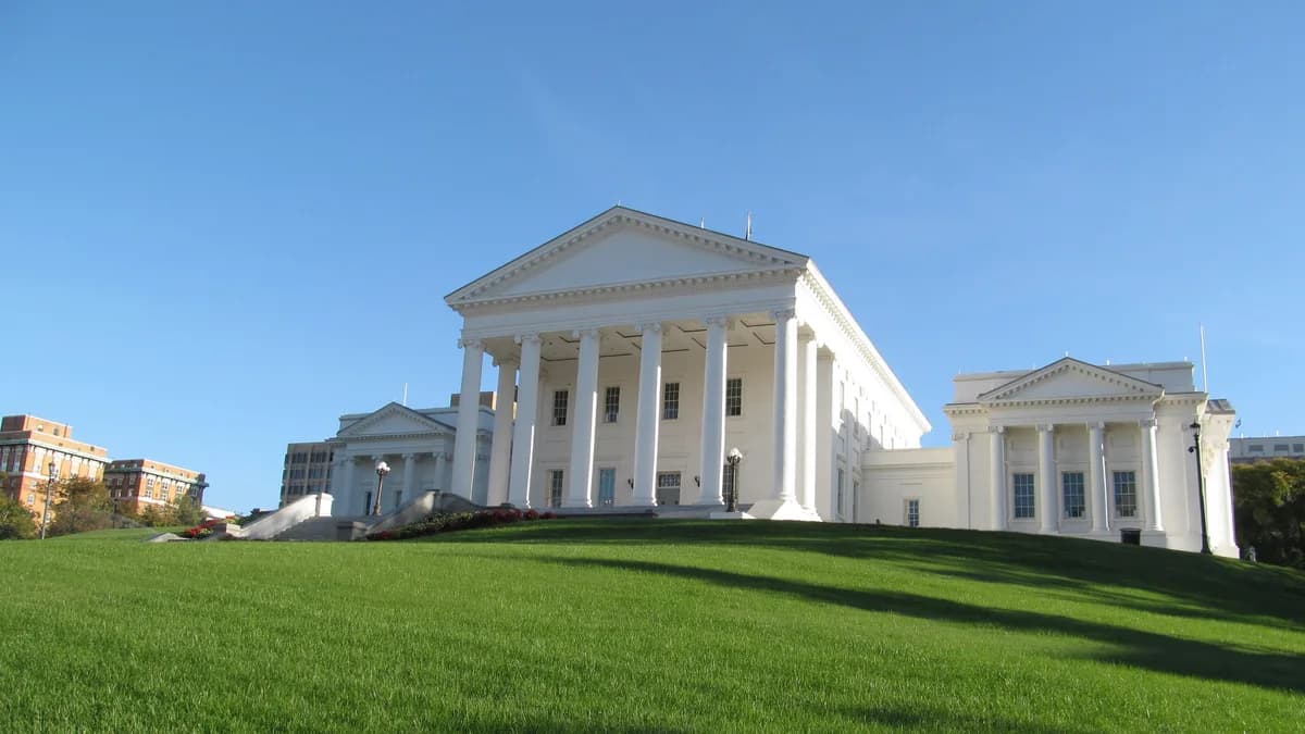 The white columned Virginia State Capitol building on a green hill under a clear blue sky. | Doug Kerr from Albany, NY, United States/Wikimedia Commons (CC BY-SA 2.0)