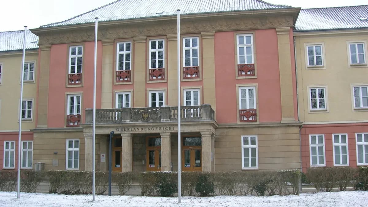 Schneebedeckte Fassade des Oberlandesgerichts in Brandenburg an der Havel mit Säulenportal, Balkon und Schriftzug Oberlandesgericht über dem Eingang. | Sjokolade/Wikimedia Commons (CC0)